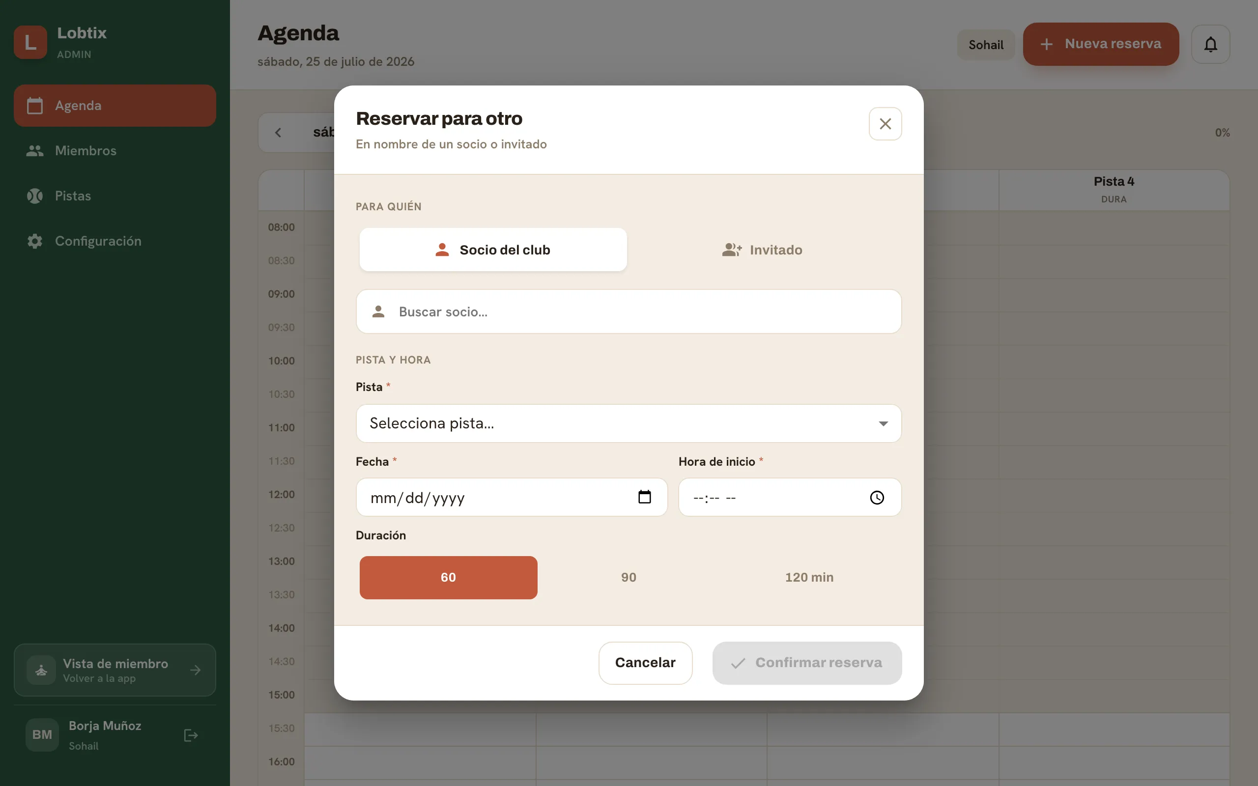 Un administrador reservando una pista en nombre de un miembro o invitado desde la agenda.