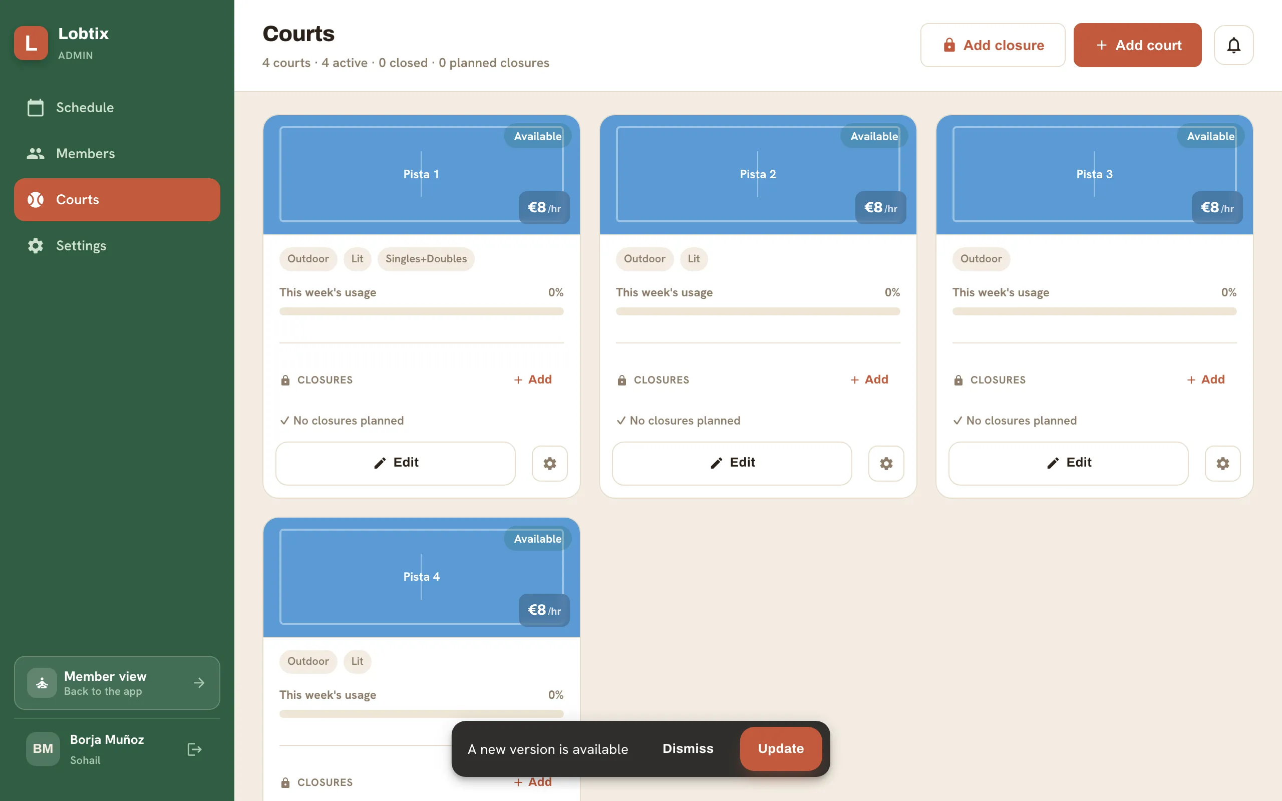 The admin Courts page showing court cards with surface, status and price per hour.