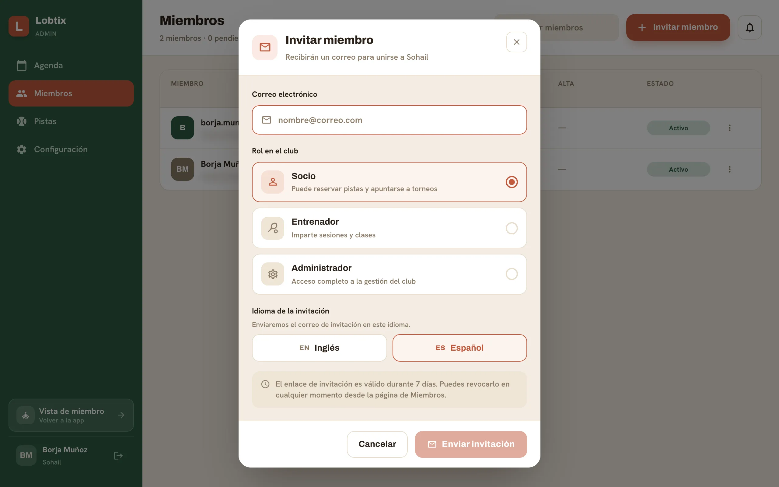 El diálogo Invitar miembro con el campo de correo y las tarjetas de rol Miembro / Entrenador / Administrador.