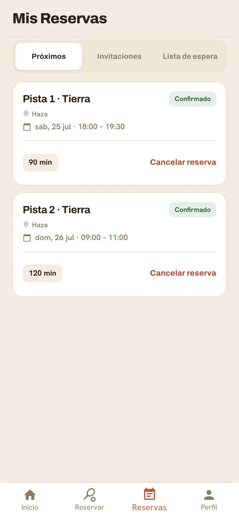 La pantalla Mis reservas con una tarjeta de reserva próxima que muestra la pista, el club y la hora.